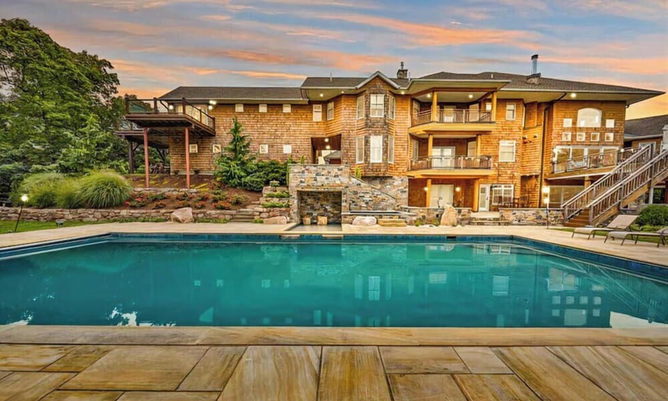 Enormous Pool & Hot Tub for your Family & Group to Enjoy