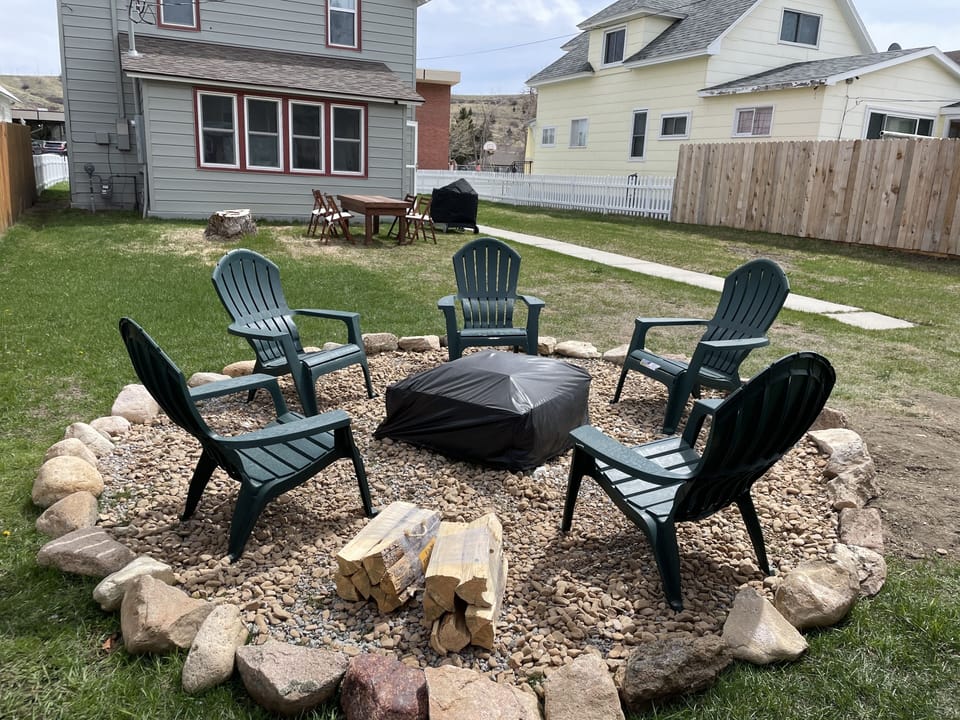 Pull up a chair!! Fire pit and BBQ in the backyard.
