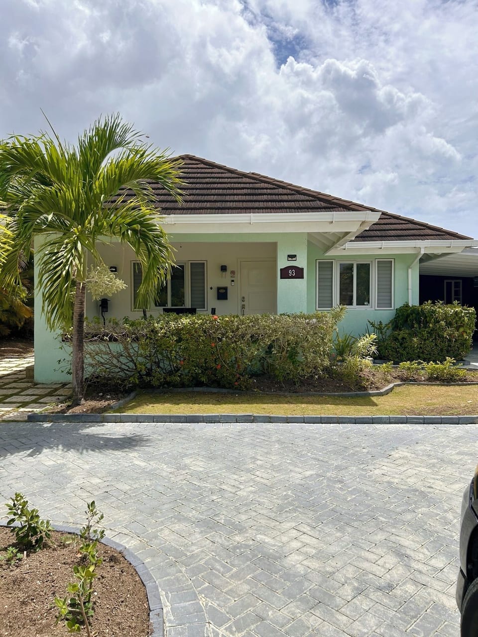 Gigis Villa open  View from Driveway