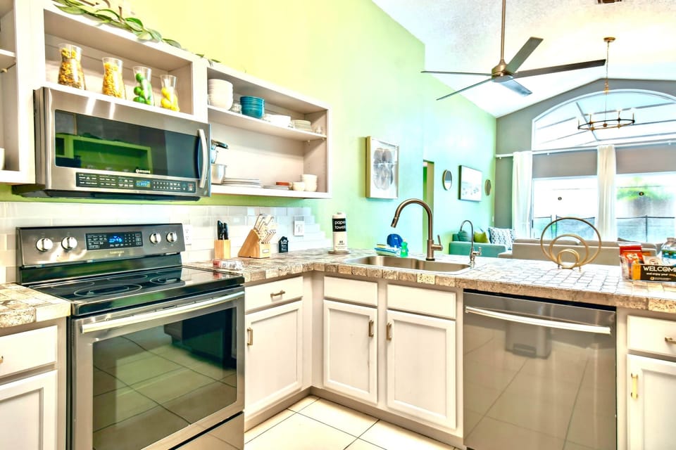 Well equipped kitchen with all the usual appliance that you may need