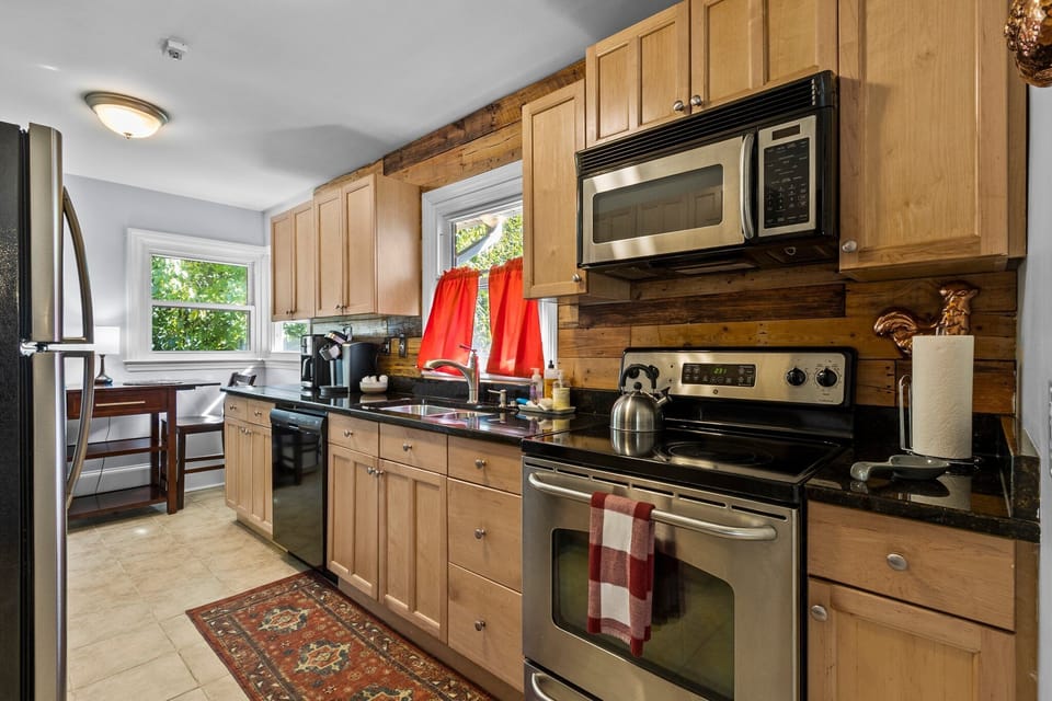 Other side angle of the kitchen.