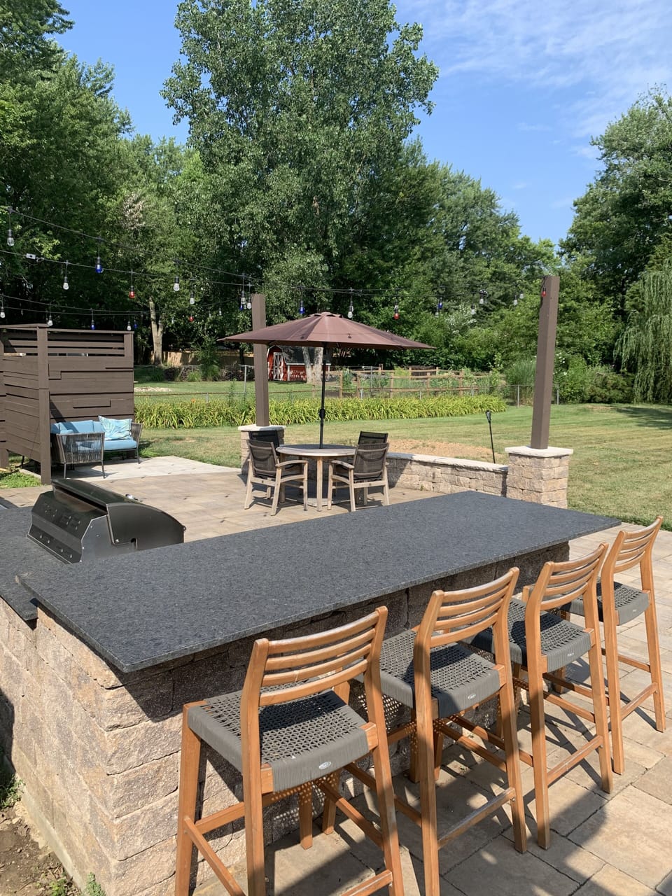 Built in grill & bar