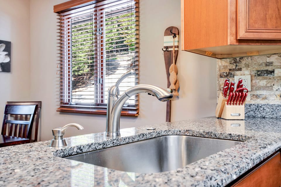 Granit counter for meal prep accomodations