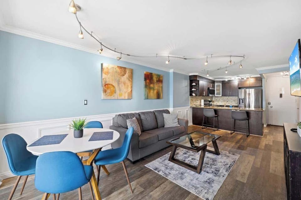 Spacious open-concept living room and kitchen, perfect for enjoying meals or relaxing on the sofa while taking in the cozy atmosphere.