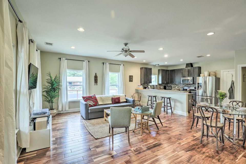Living Room | Free WiFi | Central Heating & A/C | Queen Sleeper Sofa