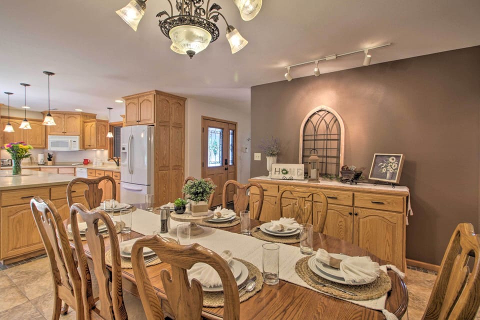 Dining Area | Free WiFi