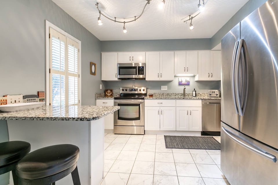 The gourmet kitchen has seating for 2 at the breakfast bar.