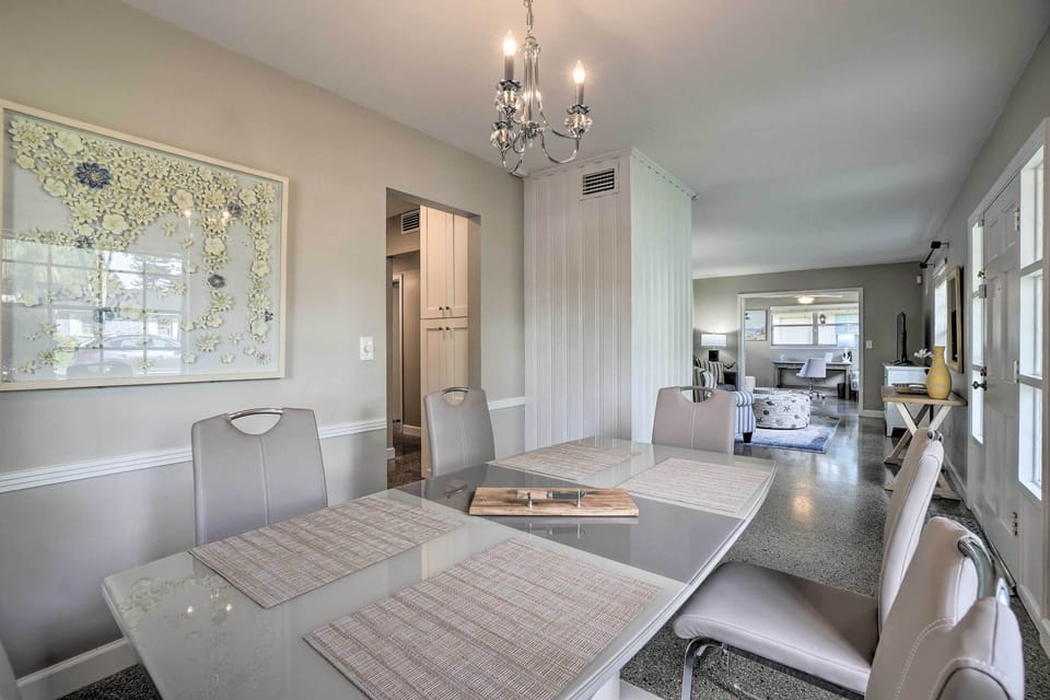 Dining Area | Dishware/Flatware Provided