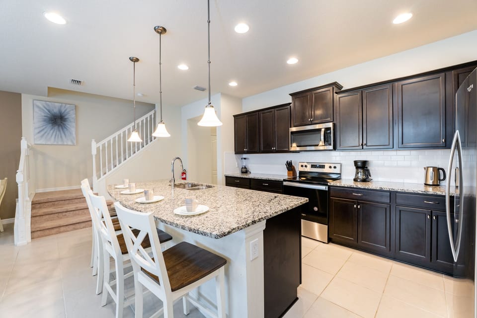Kitchen island/breakfast bar