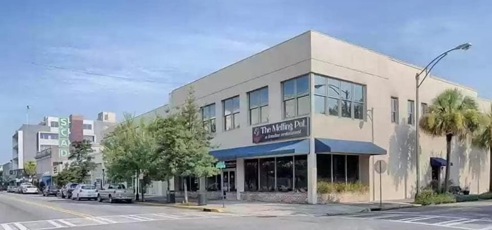 Located on Broughton Street, this is the east end where the neighborhood is more quiet. The SCAD Jen Library is across the street and this area is mixed with residences as well. 