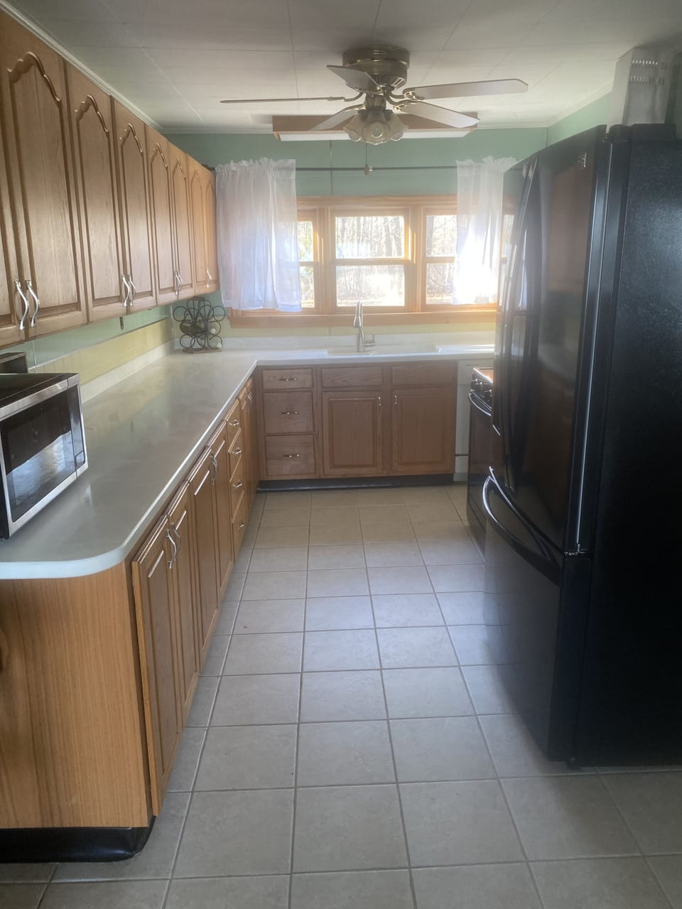 Nicely appointed kitchen with plenty of storage