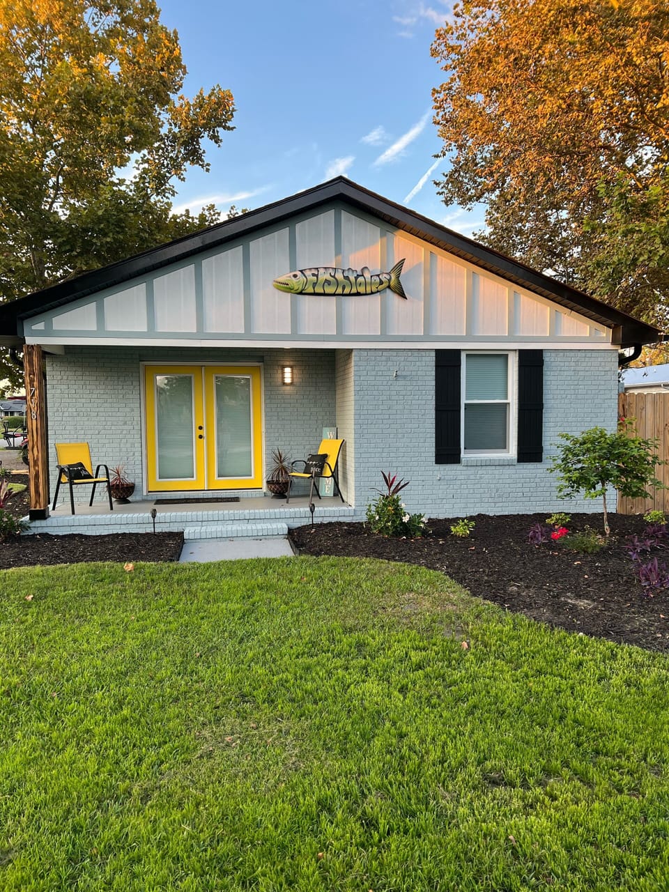 Cutest little corner house.