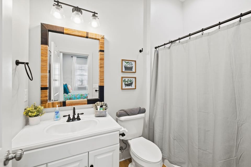 Private bathroom #1 for bedroom #1.