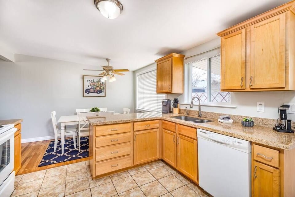 Clean and fully equipped kitchen. 