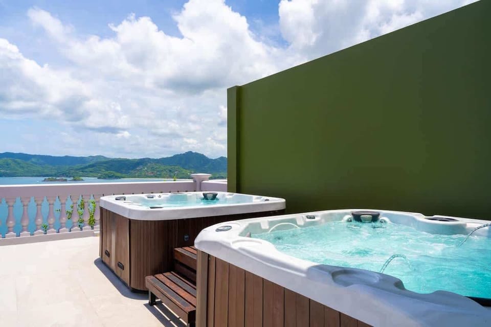 Relax in the bathtub and enjoy the sea view.