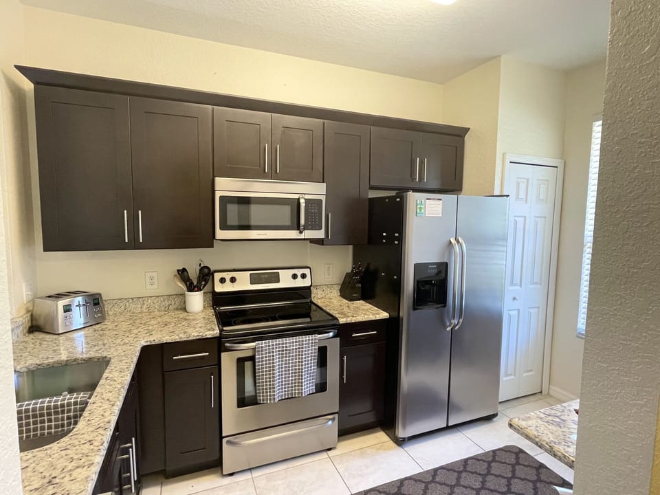 Fully equipped kitchen, coffee maker and Keurig