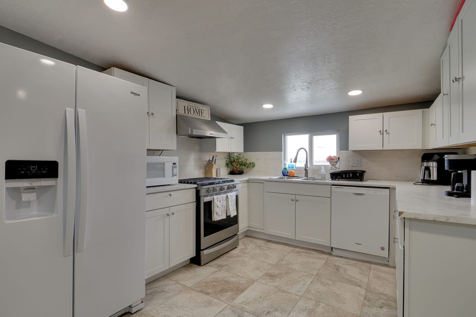 Kitchen | Basic Cooking Essentials Provided | Dishwasher