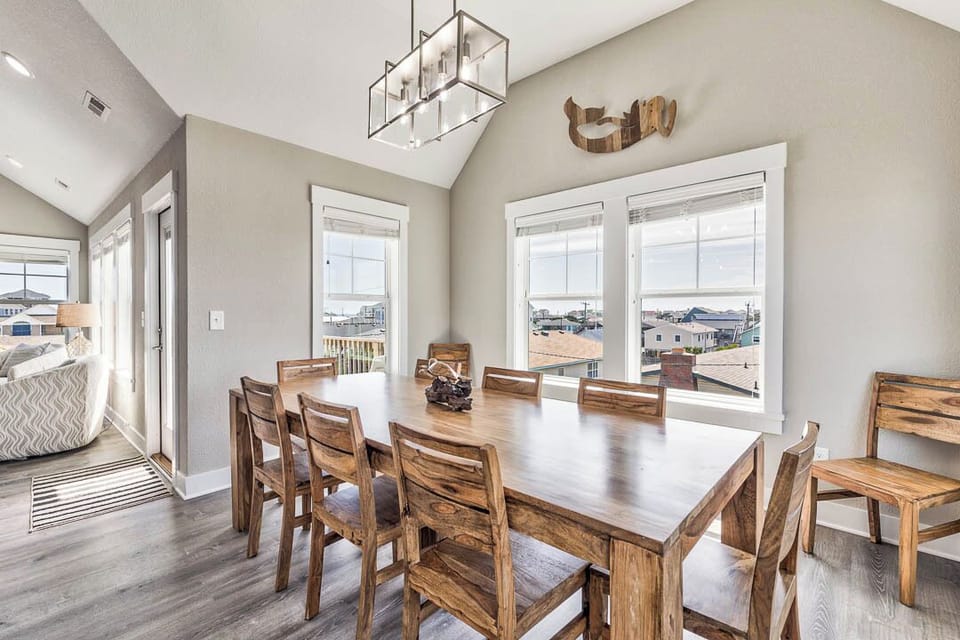 Top-Level Dining Room with Table (seats 8)