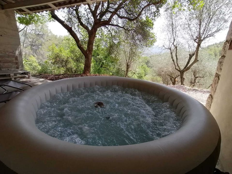 Outdoor spa tub