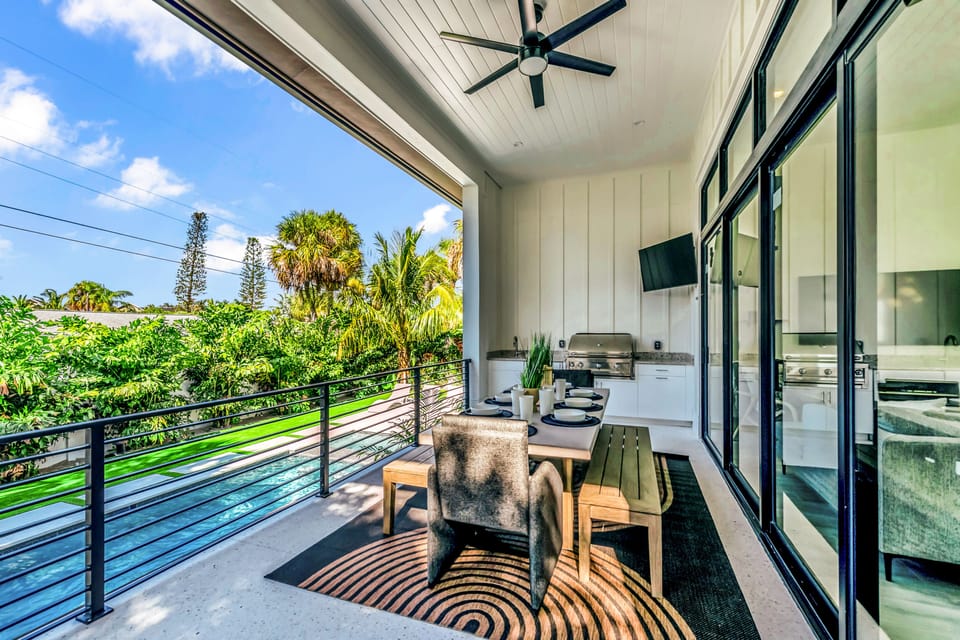 Balcony - Outdoor Dining and Grill