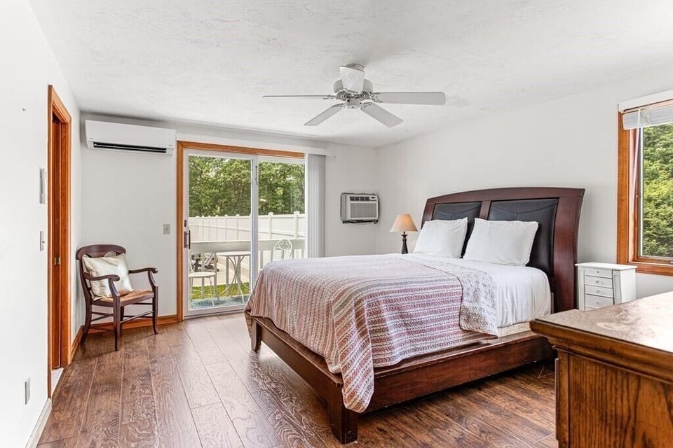 Bedroom 1 - Queen Bed