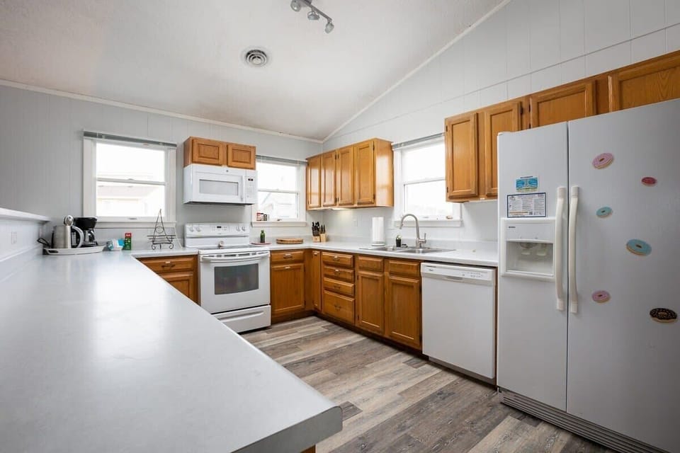Top Level Fully Stocked Kitchen with Modern Appliances