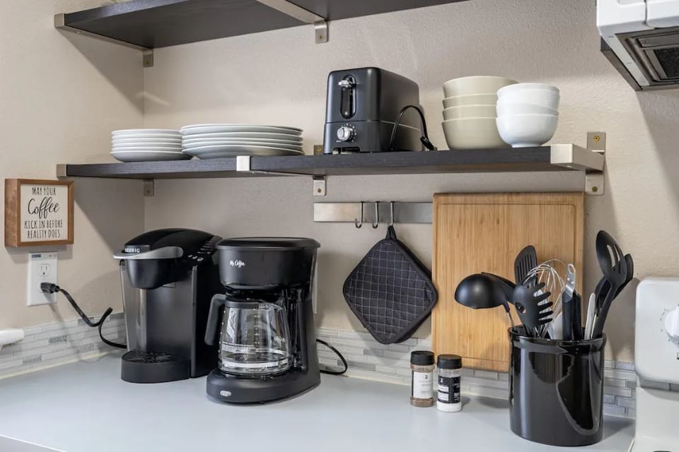 Drip and Keurig coffee makers, glass hot water kettle, toaster