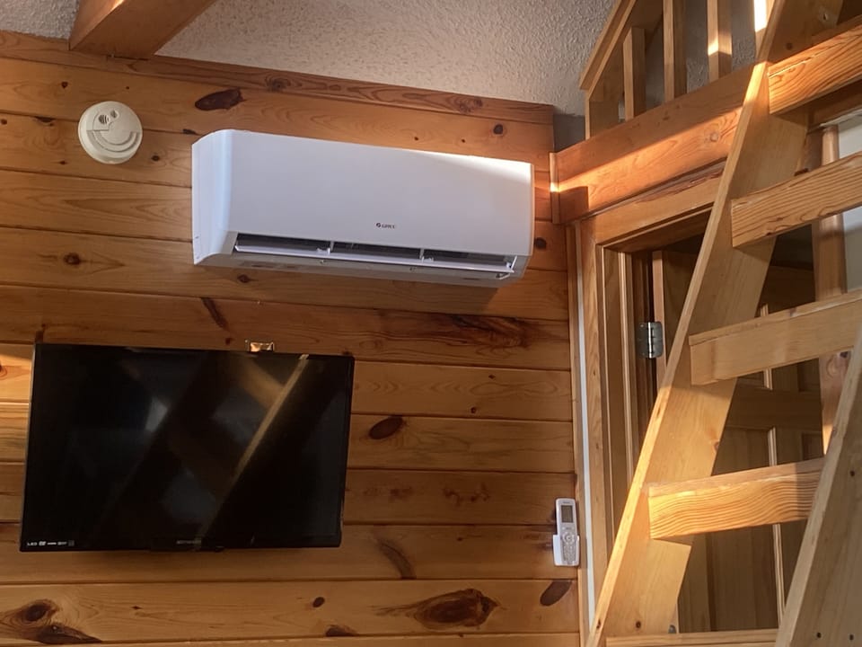 A/C throughout the cabon - 4 zones so everyone can sleep at their optimal temp!