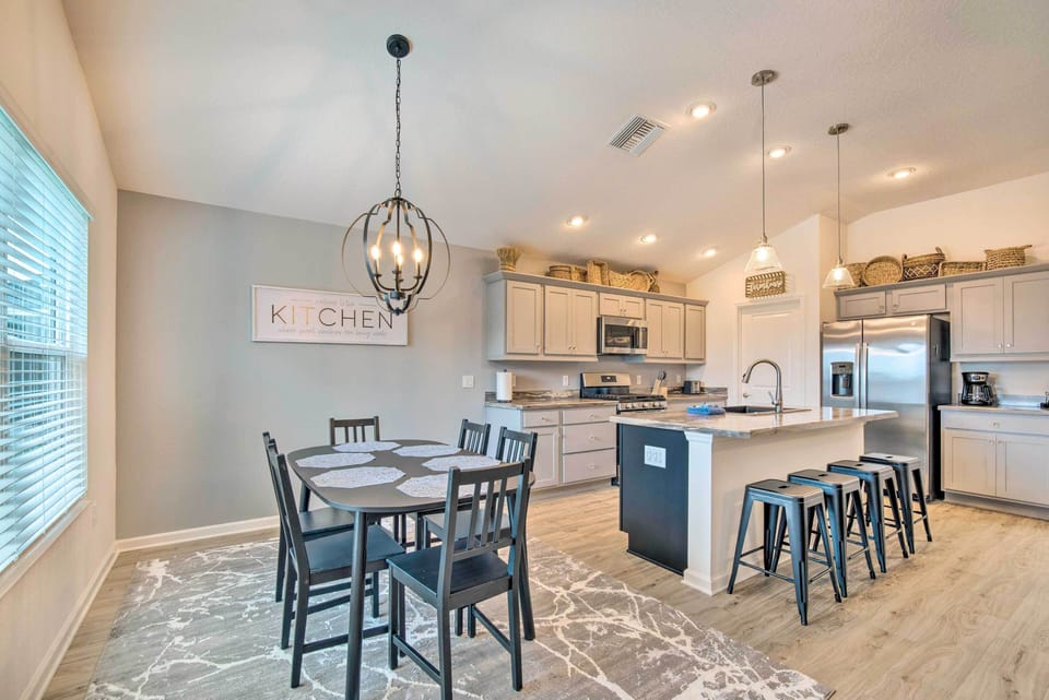 Dining Area | Free WiFi | Central A/C