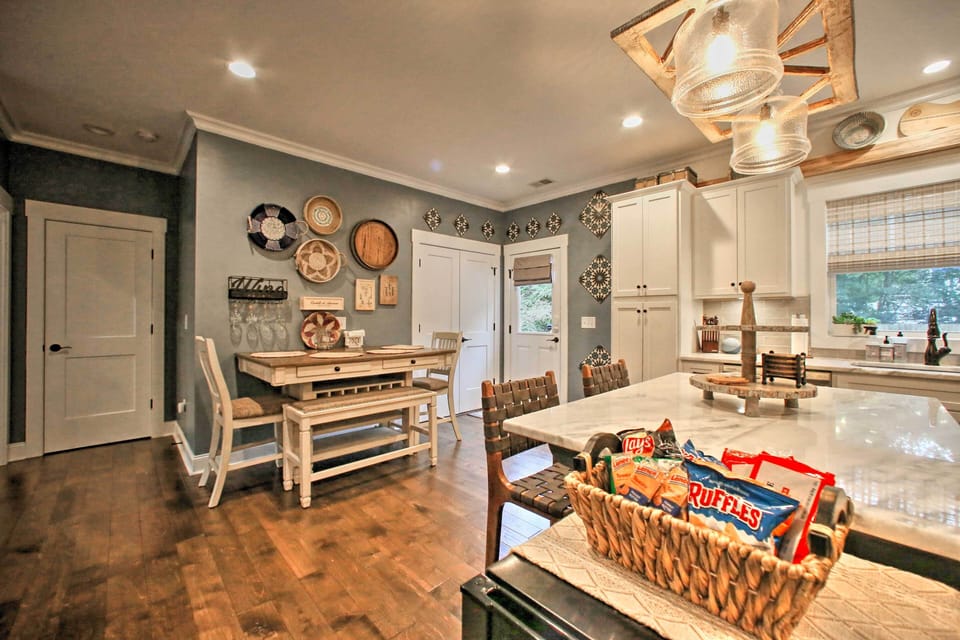 Dining Area | Dishware/Flatware | Breakfast Bar