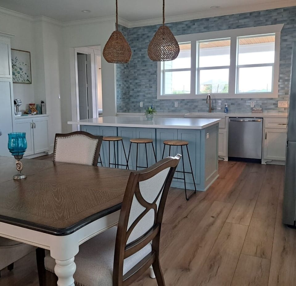 Stunning kitchen, fully stocked, complimentary coffee, cooking oil, & seasonings