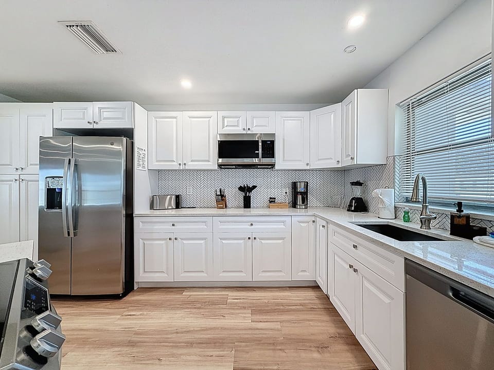 Kitchen - Granite Countertops & Stainless Appliances