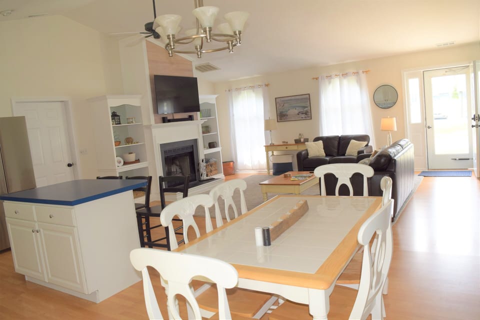 Kitchen/living room and dining area are all open with plenty of space for all! Seating for 9 with dining table and breakfast bar!