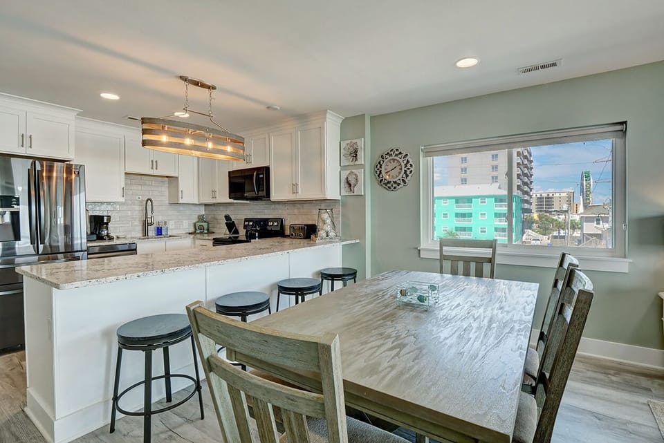 Dining area w/ bar seating for 4