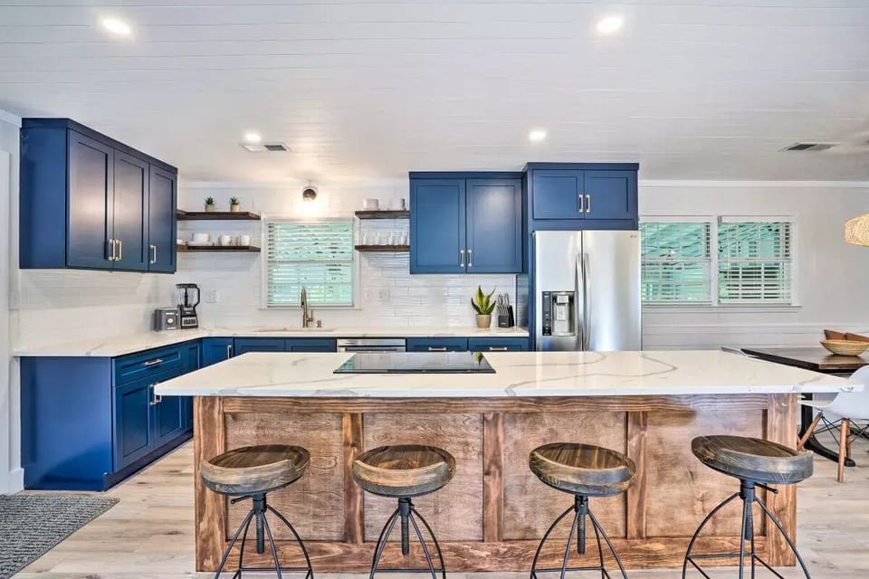 Kitchen with all the cooking essentials and more!