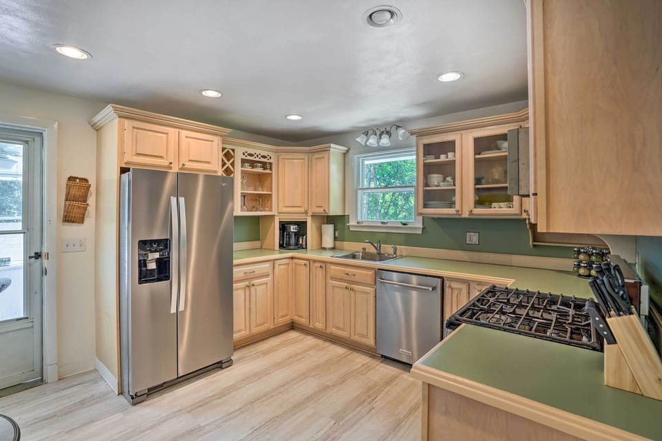 Full Kitchen | Dishware & Flatware