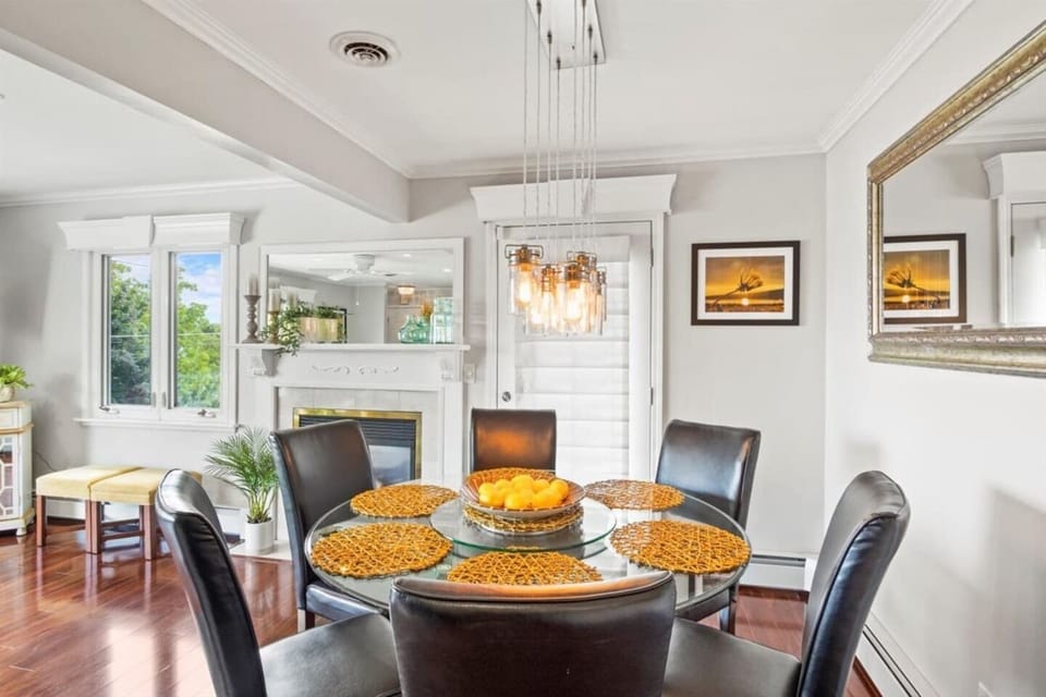 Enjoy a meal in style in our elegantly designed dining room, complete with all the modern amenities and thoughtful touches to make your dining experience a truly memorable one