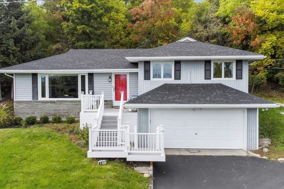 Live the life of luxury in this beautiful place, with its stunning front façade and perfect location.