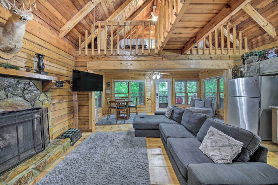Living Room | 1st Floor | Gas Fireplace | Free WiFi | Central A/C & Heating