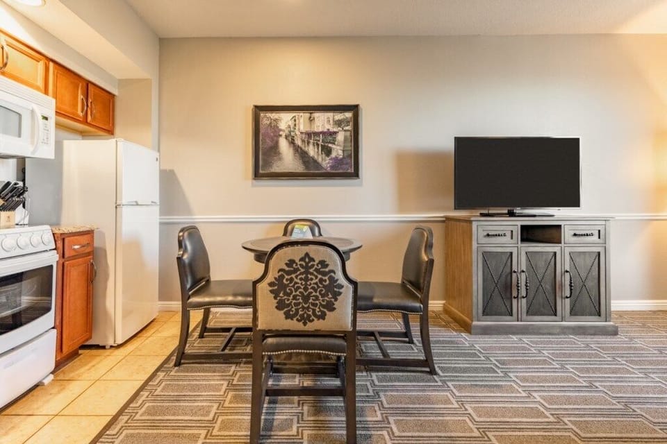 8 Club Wyndham Grand Desert 1 bedroom - dining area.jpg