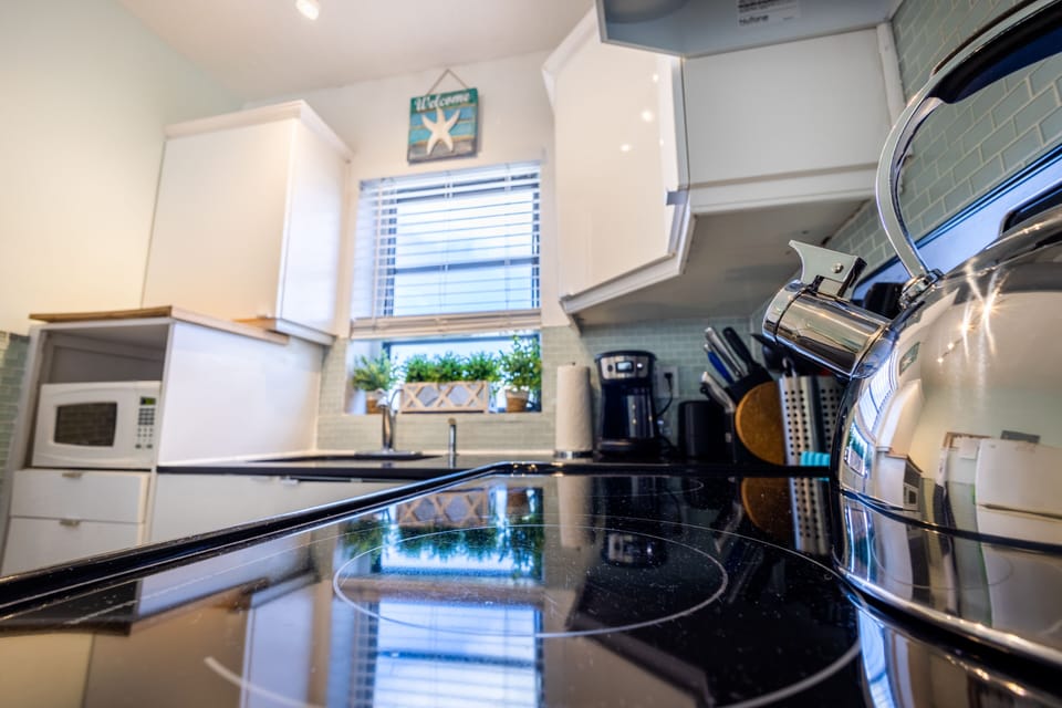 Microwave, toaster, cutting boards, knives and basic bakeware available.