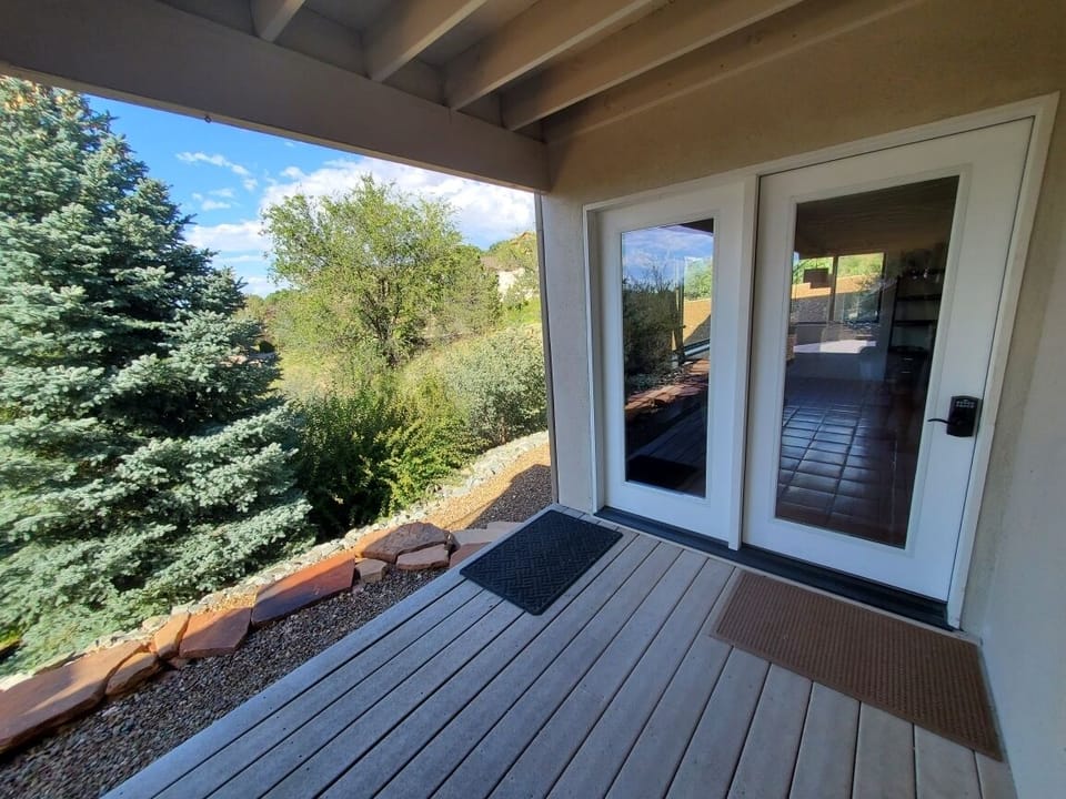 Front door with electronic key pad entry makes meeting owner optional.