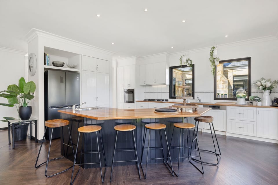 Kitchen/Dining/Breakfast bar