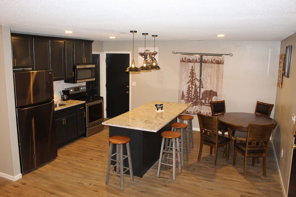Kitchen & Dining
