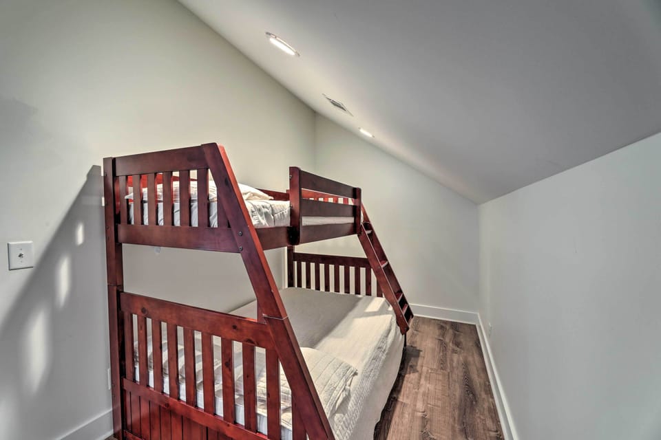 Living Room | Upstairs | Twin/Full Bunk Bed