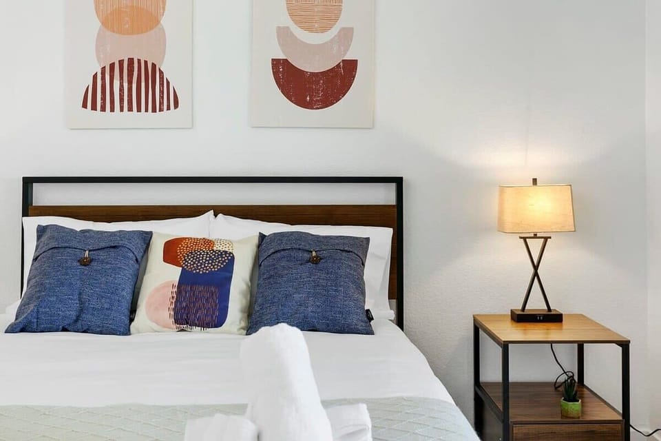 Bedroom w/ queen bed