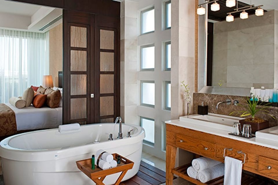 Grand Luxxe Master Bathroom with jetted tub