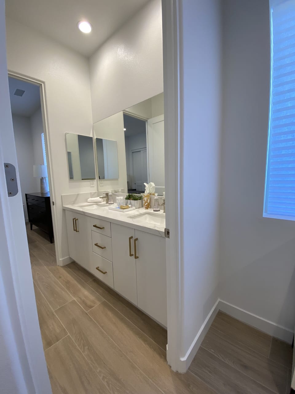 Guest bathroom shared by both guest rooms 