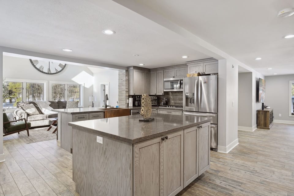 Full kitchen with two ovens. Complete with all appliances 