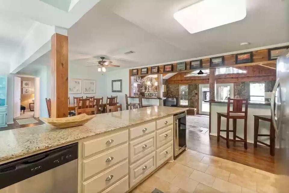 Huge space for entertaining!